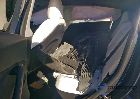 2024 Tesla Model Y z USA, uszkodzony, nr VIN 7SAYGDEE5RA238645